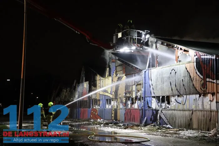 Vlammen schieten uit pand en asbest komt vrij bij grote brand in Waalwijk 62 Vlammen schieten uit pand en asbest komt vrij bij grote brand in Waalwijk 112 De Langstraat