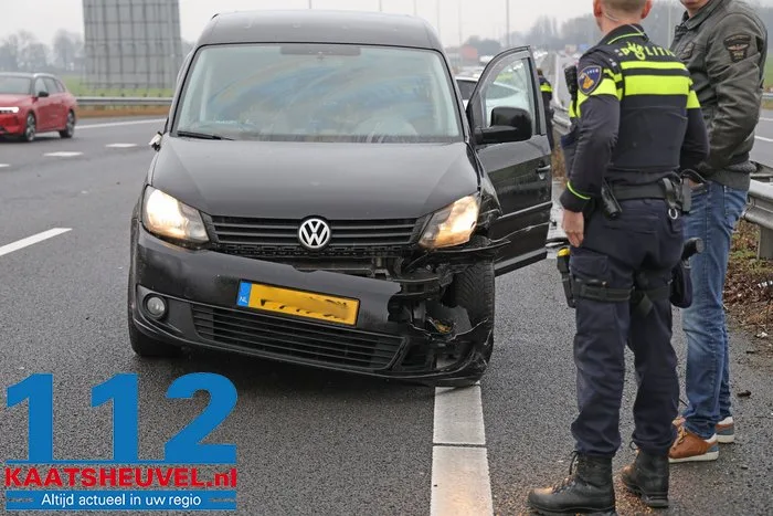 Kettingbotsing op A59: vrachtwagen en personenauto’s zwaar beschadigd 7 Kettingbotsing op A59: vrachtwagen en personenauto’s zwaar beschadigd 112 De Langstraat