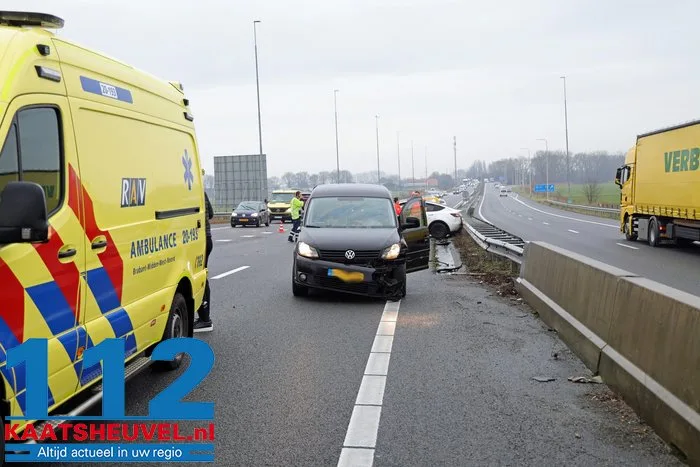 Kettingbotsing op A59: vrachtwagen en personenauto’s zwaar beschadigd 1 Kettingbotsing op A59: vrachtwagen en personenauto’s zwaar beschadigd 112 De Langstraat