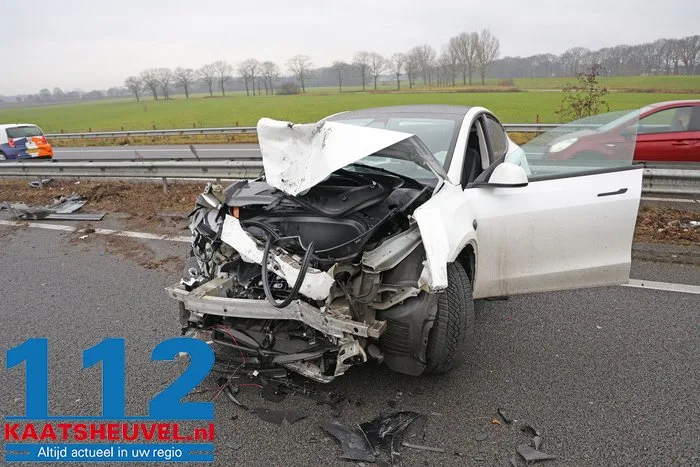 Kettingbotsing op A59: vrachtwagen en personenauto’s zwaar beschadigd 2 Kettingbotsing op A59: vrachtwagen en personenauto’s zwaar beschadigd 112 De Langstraat