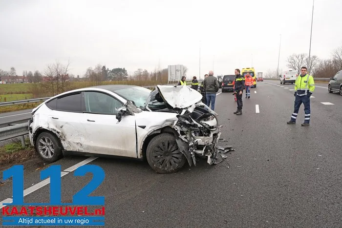 Kettingbotsing op A59: vrachtwagen en personenauto’s zwaar beschadigd 3 Kettingbotsing op A59: vrachtwagen en personenauto’s zwaar beschadigd 112 De Langstraat