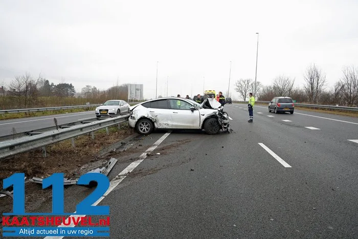 Kettingbotsing op A59: vrachtwagen en personenauto’s zwaar beschadigd 4 Kettingbotsing op A59: vrachtwagen en personenauto’s zwaar beschadigd 112 De Langstraat