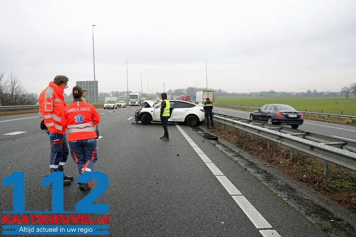 Kettingbotsing op A59: vrachtwagen en personenauto’s zwaar beschadigd 6 Kettingbotsing op A59: vrachtwagen en personenauto’s zwaar beschadigd 112 De Langstraat