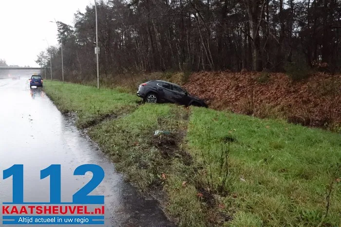 Twee auto’s in sloot, inzittenden met schrik vrij 2 Twee auto’s in sloot, inzittenden met schrik vrij 112 De Langstraat