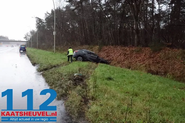 Twee auto’s in sloot, inzittenden met schrik vrij 3 Twee auto’s in sloot, inzittenden met schrik vrij 112 De Langstraat