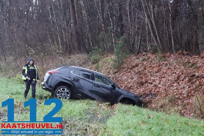 Twee auto’s in sloot, inzittenden met schrik vrij 5 Twee auto’s in sloot, inzittenden met schrik vrij 112 De Langstraat