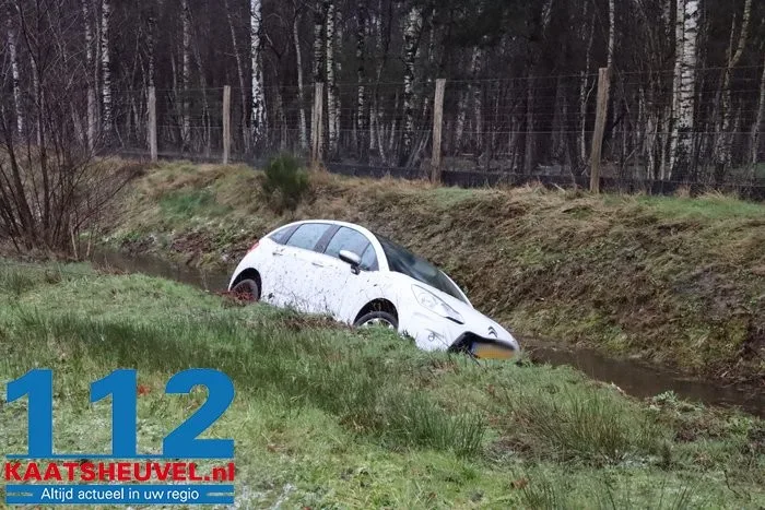 Twee auto’s in sloot, inzittenden met schrik vrij 7 Twee auto’s in sloot, inzittenden met schrik vrij 112 De Langstraat
