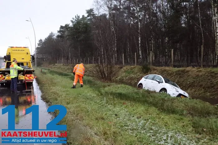 Twee auto’s in sloot, inzittenden met schrik vrij 8 Twee auto’s in sloot, inzittenden met schrik vrij 112 De Langstraat