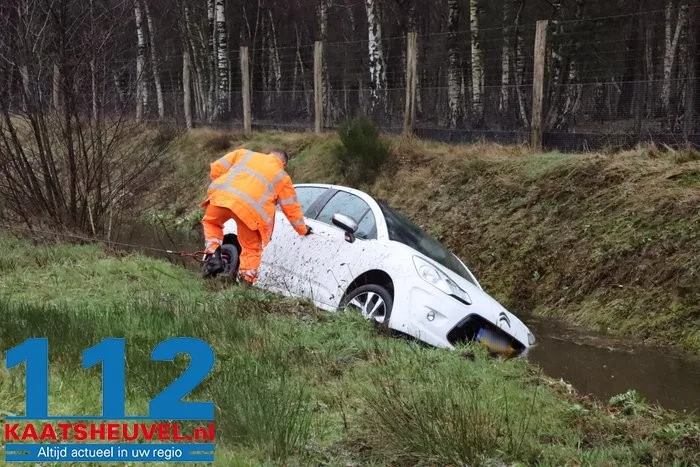 Twee auto’s in sloot, inzittenden met schrik vrij 9 Twee auto’s in sloot, inzittenden met schrik vrij 112 De Langstraat