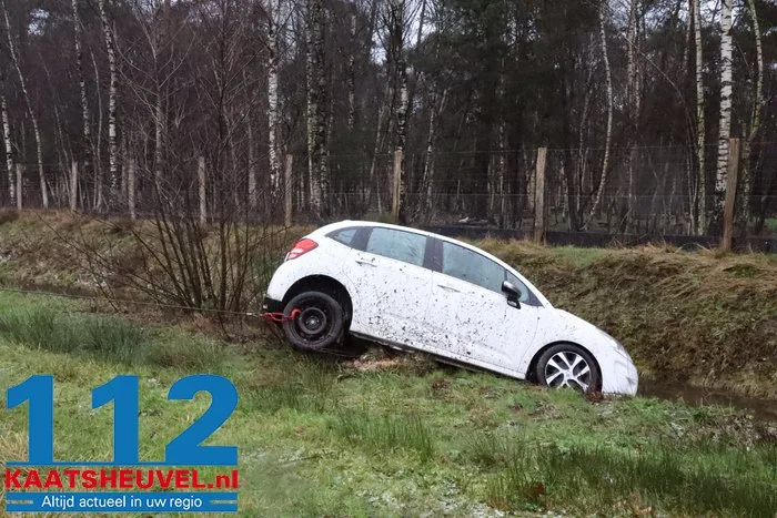 Twee auto’s in sloot, inzittenden met schrik vrij 10 Twee auto’s in sloot, inzittenden met schrik vrij 112 De Langstraat