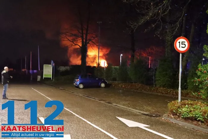 Brandweer rukt uit voor brand in grote container op gemeentewerf in Drunen 3 Brandweer rukt uit voor brand in grote container op gemeentewerf in Drunen 112 De Langstraat