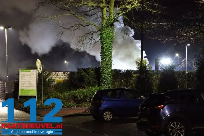 Brandweer rukt uit voor brand in grote container op gemeentewerf in Drunen 11 Brandweer rukt uit voor brand in grote container op gemeentewerf in Drunen 112 De Langstraat