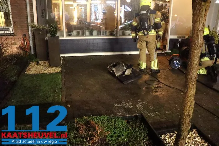 Afzuigkap in brand aan de Dr Kuijperlaan in Waalwijk een persoon heeft brandwonden aan hand 9 Afzuigkap in brand aan de Dr Kuijperlaan in Waalwijk een persoon heeft brandwonden aan hand 112 De Langstraat