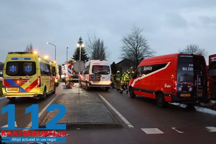 Scholier komt vast te zitten onder buurtbus in Wijk en Aalburg, brandweer moet voertuig optillen 1 Scholier komt vast te zitten onder buurtbus in Wijk en Aalburg, brandweer moet voertuig optillen 112 De Langstraat