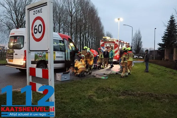 Scholier komt vast te zitten onder buurtbus in Wijk en Aalburg, brandweer moet voertuig optillen 2 Scholier komt vast te zitten onder buurtbus in Wijk en Aalburg, brandweer moet voertuig optillen 112 De Langstraat
