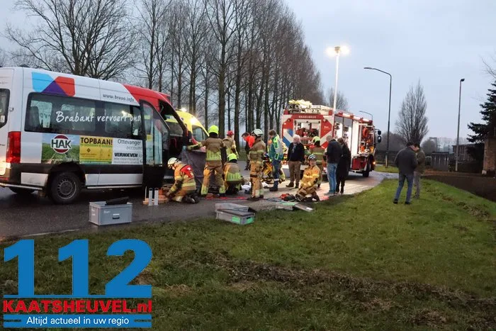 Scholier komt vast te zitten onder buurtbus in Wijk en Aalburg, brandweer moet voertuig optillen 3 Scholier komt vast te zitten onder buurtbus in Wijk en Aalburg, brandweer moet voertuig optillen 112 De Langstraat