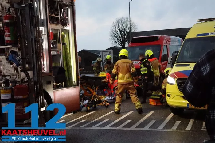 Scholier komt vast te zitten onder buurtbus in Wijk en Aalburg, brandweer moet voertuig optillen 4 Scholier komt vast te zitten onder buurtbus in Wijk en Aalburg, brandweer moet voertuig optillen 112 De Langstraat