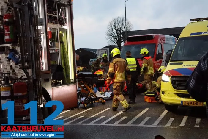 Scholier komt vast te zitten onder buurtbus in Wijk en Aalburg, brandweer moet voertuig optillen 5 Scholier komt vast te zitten onder buurtbus in Wijk en Aalburg, brandweer moet voertuig optillen 112 De Langstraat