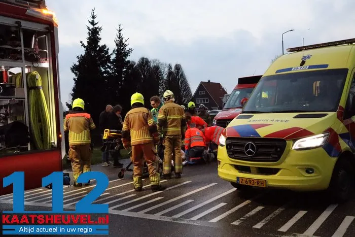 Scholier komt vast te zitten onder buurtbus in Wijk en Aalburg, brandweer moet voertuig optillen 6 Scholier komt vast te zitten onder buurtbus in Wijk en Aalburg, brandweer moet voertuig optillen 112 De Langstraat