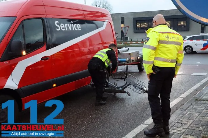 Scholier komt vast te zitten onder buurtbus in Wijk en Aalburg, brandweer moet voertuig optillen 7 Scholier komt vast te zitten onder buurtbus in Wijk en Aalburg, brandweer moet voertuig optillen 112 De Langstraat