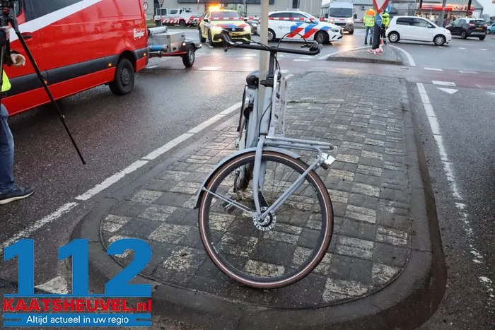 Scholier komt vast te zitten onder buurtbus in Wijk en Aalburg, brandweer moet voertuig optillen 8 Scholier komt vast te zitten onder buurtbus in Wijk en Aalburg, brandweer moet voertuig optillen 112 De Langstraat