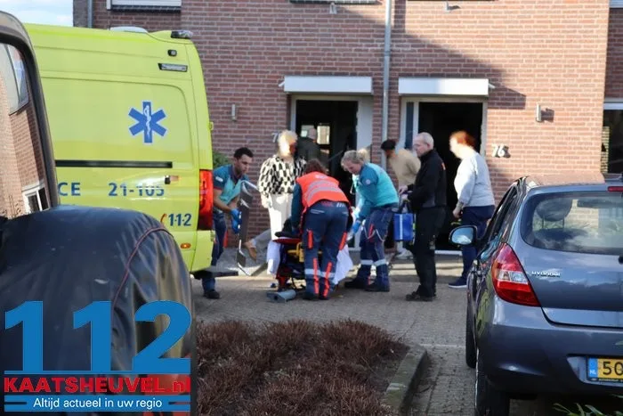 Slachtoffer met spoed naar ziekenhuis na val van trap, traumahelikopter landt midden in Drunense straat 2 Slachtoffer met spoed naar ziekenhuis na val van trap, traumahelikopter landt midden in Drunense straat 112 De Langstraat