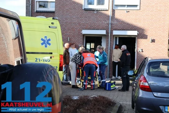Slachtoffer met spoed naar ziekenhuis na val van trap, traumahelikopter landt midden in Drunense straat 3 Slachtoffer met spoed naar ziekenhuis na val van trap, traumahelikopter landt midden in Drunense straat 112 De Langstraat