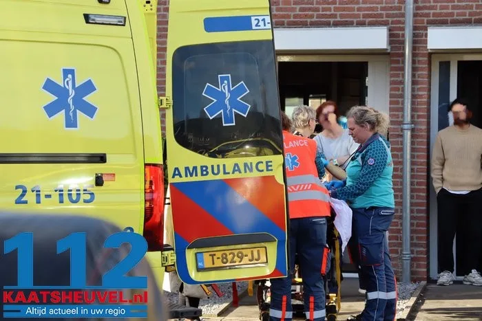 Slachtoffer met spoed naar ziekenhuis na val van trap, traumahelikopter landt midden in Drunense straat 4 Slachtoffer met spoed naar ziekenhuis na val van trap, traumahelikopter landt midden in Drunense straat 112 De Langstraat