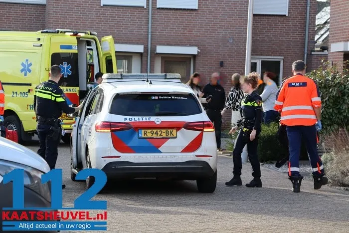 Slachtoffer met spoed naar ziekenhuis na val van trap, traumahelikopter landt midden in Drunense straat 5 Slachtoffer met spoed naar ziekenhuis na val van trap, traumahelikopter landt midden in Drunense straat 112 De Langstraat