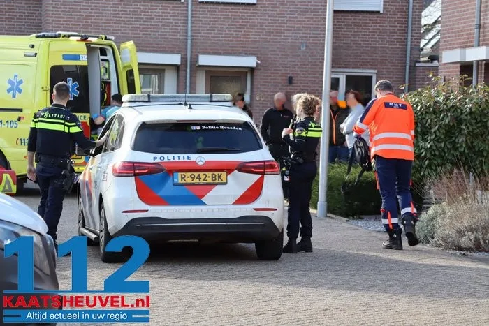 Slachtoffer met spoed naar ziekenhuis na val van trap, traumahelikopter landt midden in Drunense straat 6 Slachtoffer met spoed naar ziekenhuis na val van trap, traumahelikopter landt midden in Drunense straat 112 De Langstraat