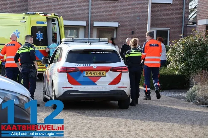 Slachtoffer met spoed naar ziekenhuis na val van trap, traumahelikopter landt midden in Drunense straat 7 Slachtoffer met spoed naar ziekenhuis na val van trap, traumahelikopter landt midden in Drunense straat 112 De Langstraat