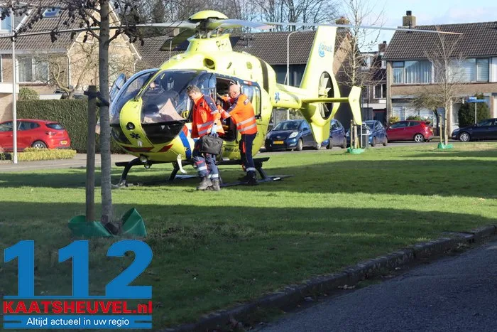 Slachtoffer met spoed naar ziekenhuis na val van trap, traumahelikopter landt midden in Drunense straat 9 Slachtoffer met spoed naar ziekenhuis na val van trap, traumahelikopter landt midden in Drunense straat 112 De Langstraat