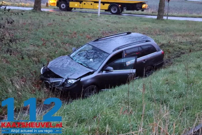 Auto rijdt na aanrijding in Oudheusden in sloot en raakt total loss 2 Auto rijdt na aanrijding in Oudheusden in sloot en raakt total loss 112 De Langstraat