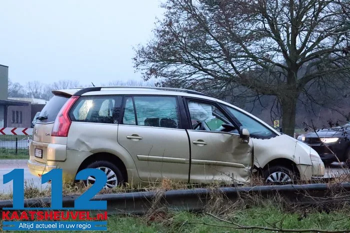 Auto rijdt na aanrijding in Oudheusden in sloot en raakt total loss 3 Auto rijdt na aanrijding in Oudheusden in sloot en raakt total loss 112 De Langstraat