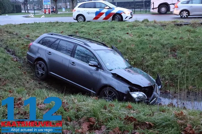Auto rijdt na aanrijding in Oudheusden in sloot en raakt total loss 5 Auto rijdt na aanrijding in Oudheusden in sloot en raakt total loss 112 De Langstraat