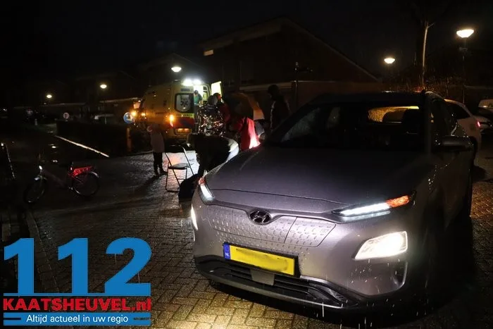 Fietser gewond bij botsing met auto in Kaatsheuvel, kind komt met schrik vrij 6 Fietser gewond bij botsing met auto in Kaatsheuvel, kind komt met schrik vrij 112 De Langstraat