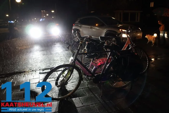 Fietser gewond bij botsing met auto in Kaatsheuvel, kind komt met schrik vrij 9 Fietser gewond bij botsing met auto in Kaatsheuvel, kind komt met schrik vrij 112 De Langstraat