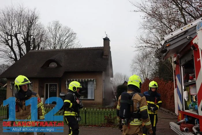 Brand bij huis met rieten dak 's Gravenmoer 1 Brand bij huis met rieten dak 's Gravenmoer 112 De Langstraat