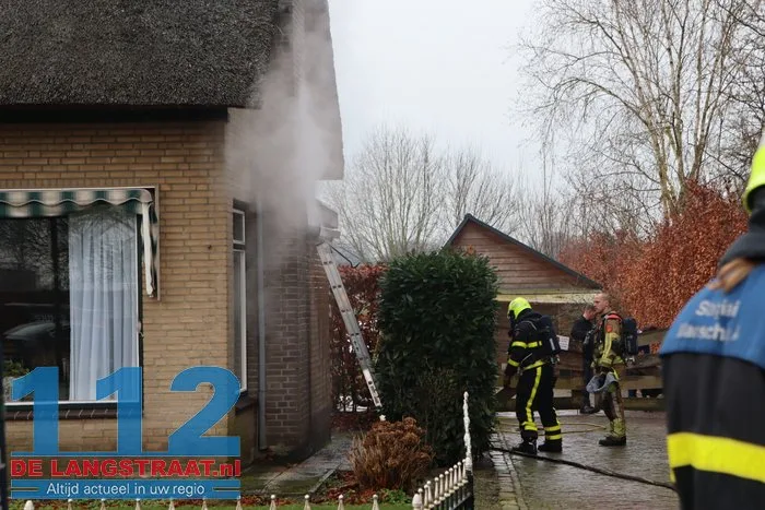 Brand bij huis met rieten dak 's Gravenmoer 2 Brand bij huis met rieten dak 's Gravenmoer 112 De Langstraat