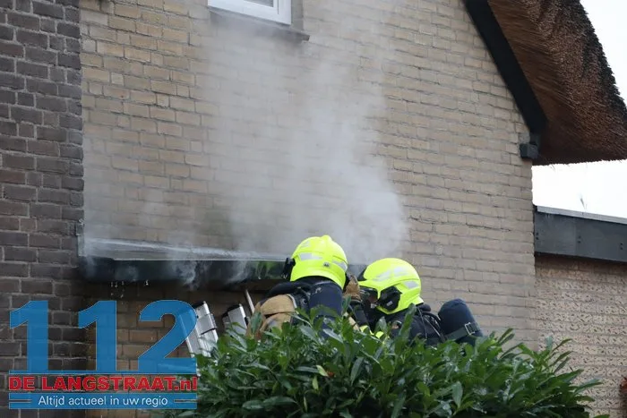 Brand bij huis met rieten dak 's Gravenmoer 4 Brand bij huis met rieten dak 's Gravenmoer 112 De Langstraat