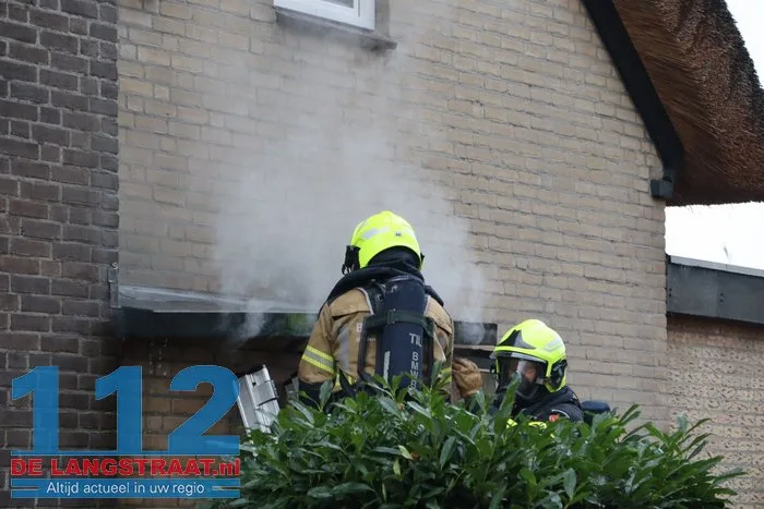 Brand bij huis met rieten dak 's Gravenmoer 5 Brand bij huis met rieten dak 's Gravenmoer 112 De Langstraat