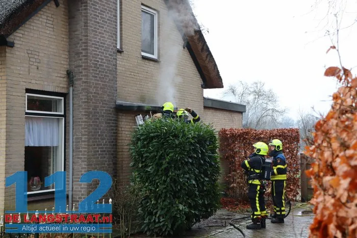 Brand bij huis met rieten dak 's Gravenmoer 6 Brand bij huis met rieten dak 's Gravenmoer 112 De Langstraat