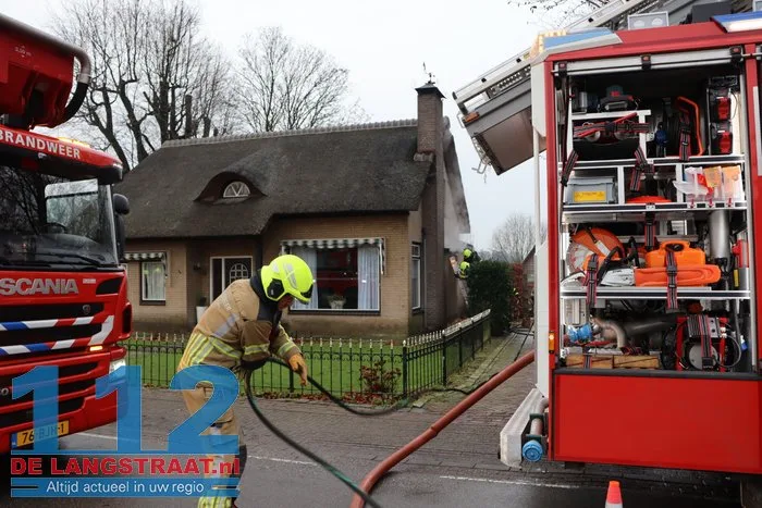 Brand bij huis met rieten dak 's Gravenmoer 8 Brand bij huis met rieten dak 's Gravenmoer 112 De Langstraat