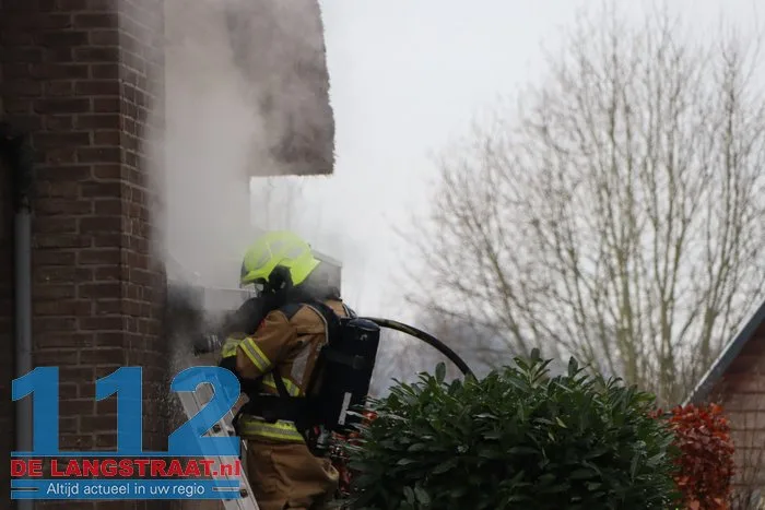 Brand bij huis met rieten dak 's Gravenmoer 10 Brand bij huis met rieten dak 's Gravenmoer 112 De Langstraat
