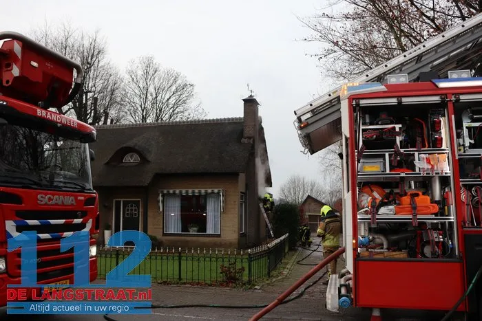 Brand bij huis met rieten dak 's Gravenmoer 11 Brand bij huis met rieten dak 's Gravenmoer 112 De Langstraat