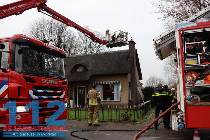Brand bij huis met rieten dak 's Gravenmoer 15 Brand bij huis met rieten dak 's Gravenmoer 112 De Langstraat