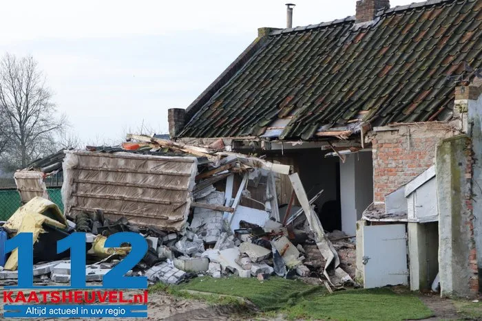 Bewoner Bart aangeslagen nadat tractor zijn woning ramt: ‘Vanbuiten een Eftelinghuisje, maar vanbinnen zeer modern’ 1 Bewoner Bart aangeslagen nadat tractor zijn woning ramt: ‘Vanbuiten een Eftelinghuisje, maar vanbinnen zeer modern’ 112 De Langstraat