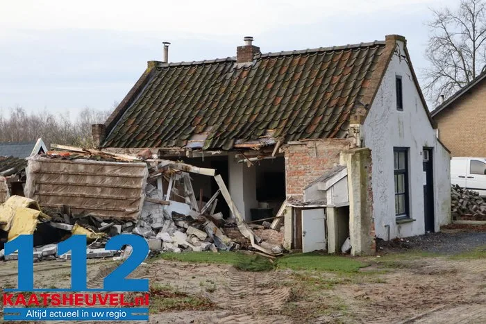 Bewoner Bart aangeslagen nadat tractor zijn woning ramt: ‘Vanbuiten een Eftelinghuisje, maar vanbinnen zeer modern’ 2 Bewoner Bart aangeslagen nadat tractor zijn woning ramt: ‘Vanbuiten een Eftelinghuisje, maar vanbinnen zeer modern’ 112 De Langstraat