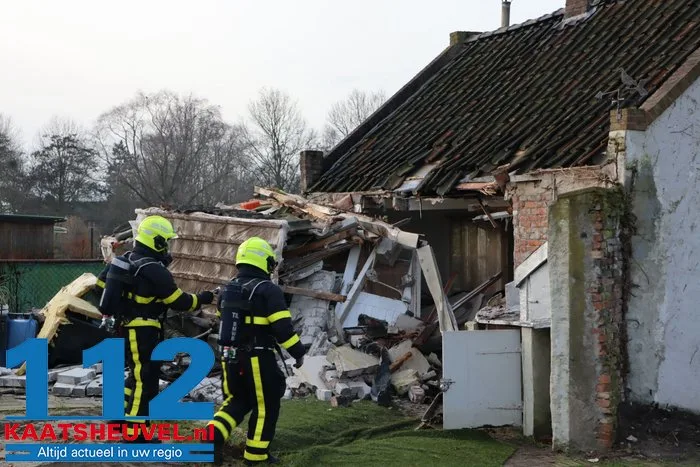 Bewoner Bart aangeslagen nadat tractor zijn woning ramt: ‘Vanbuiten een Eftelinghuisje, maar vanbinnen zeer modern’ 4 Bewoner Bart aangeslagen nadat tractor zijn woning ramt: ‘Vanbuiten een Eftelinghuisje, maar vanbinnen zeer modern’ 112 De Langstraat