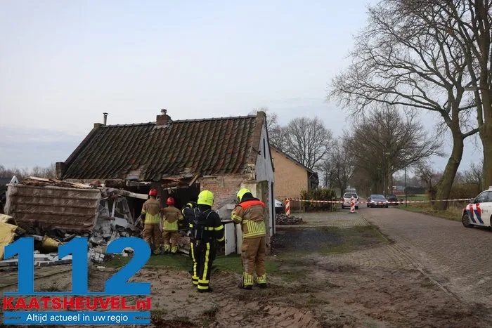 Bewoner Bart aangeslagen nadat tractor zijn woning ramt: ‘Vanbuiten een Eftelinghuisje, maar vanbinnen zeer modern’ 6 Bewoner Bart aangeslagen nadat tractor zijn woning ramt: ‘Vanbuiten een Eftelinghuisje, maar vanbinnen zeer modern’ 112 De Langstraat